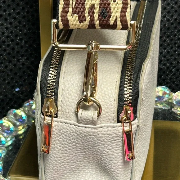 Kenzie Creme Pebbled Leather Double Zip Guitar Strap Crossbody Approx 8x4.5 x 3 - Picture 4 of 17